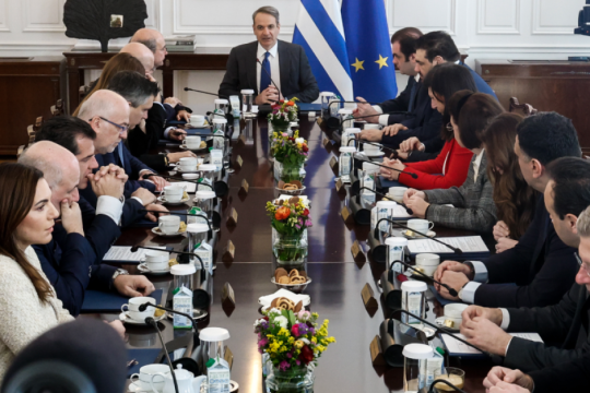 Ο Μητσοτάκης απαντά στον Σαμαρά: «Επαγγελματίες ανησυχούντες με ηττοπαθή μανία καταδίωξης»